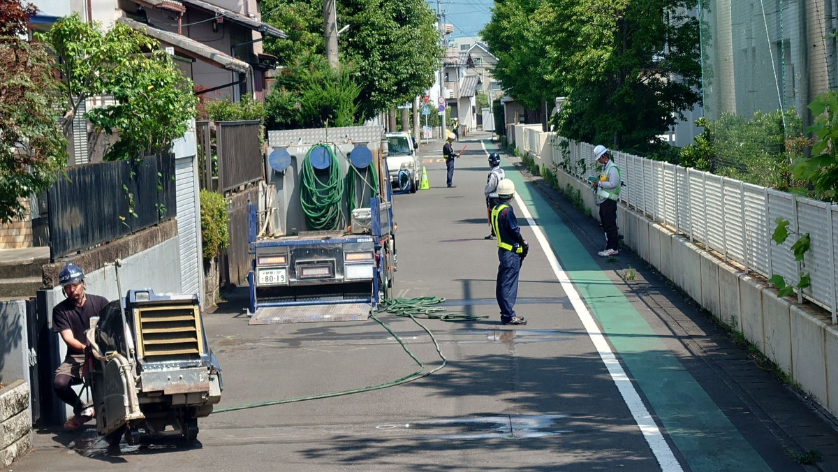 静岡市内の道路工事現場で交通誘導を行う警備スタッフ